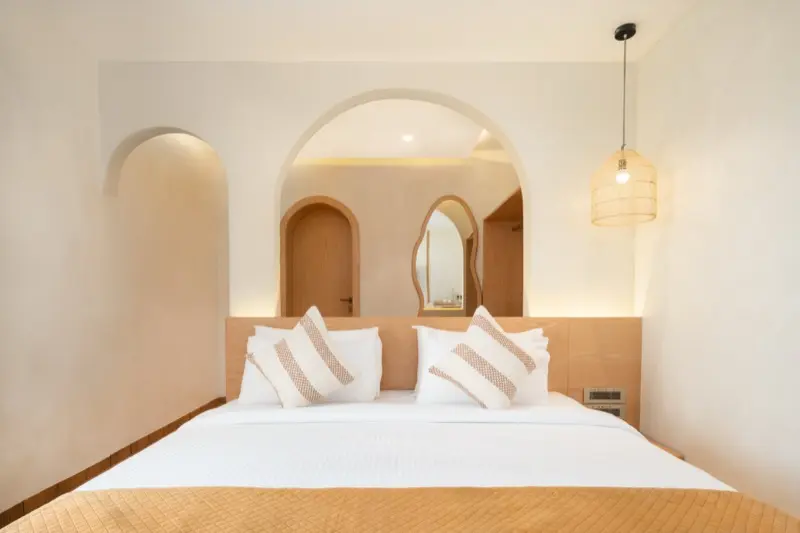 Room 101 bed frontal with arched alcoves and mirror