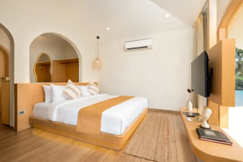 Room 102 king bed with arched alcove and garden view